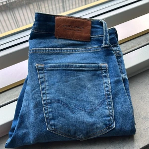 Blå Jeans - ! Pris går alltid att diskutera! Riktigt fräcka jeans från Jack and Jones: Nypris 990kr, bara använda 2 gånger och förmodligen de skönaste jeansen jag har använt någonsin! Storlek 28/30
