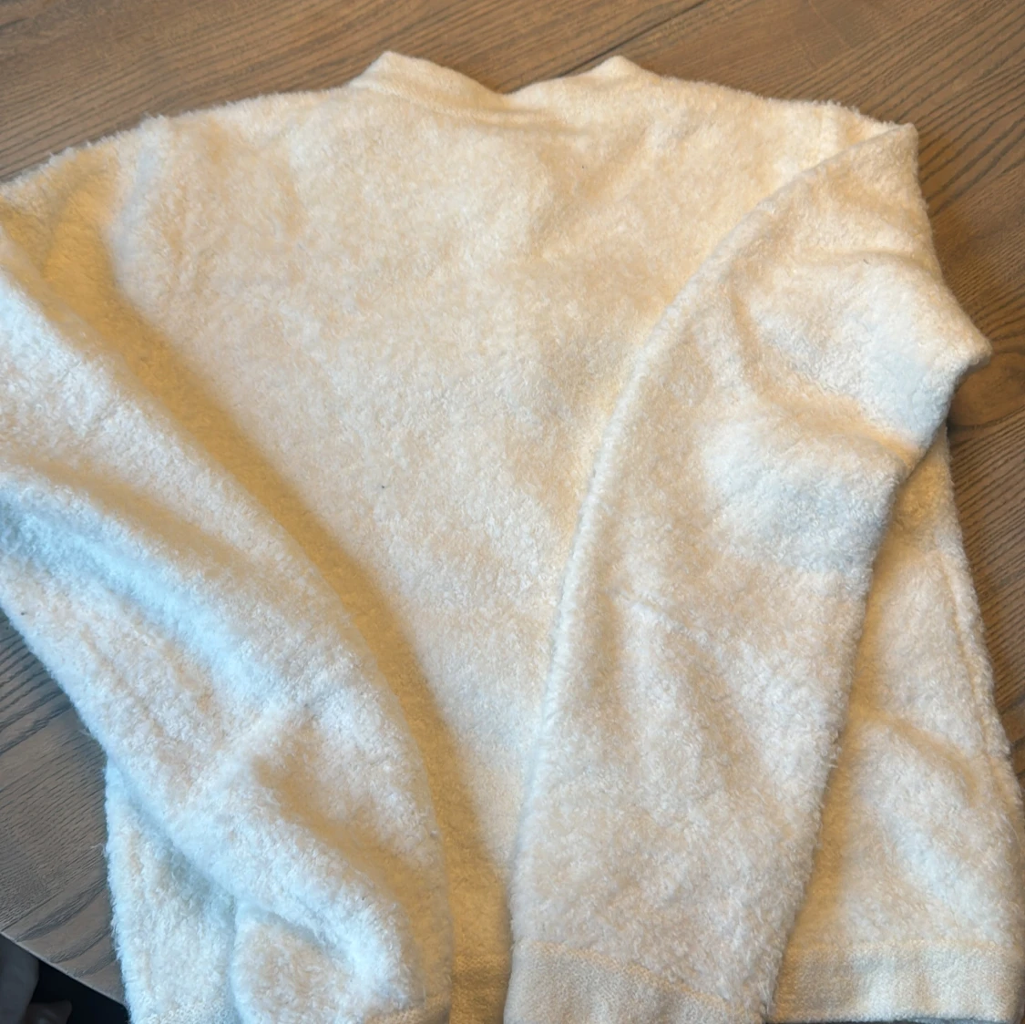 Vit fluffig kofta med silver knappar - 1