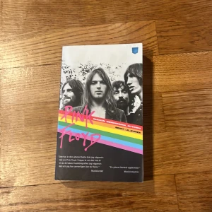 Pink Floyd: Musiken, människorna, myterna - Upptäck historien om Pink Floyd! Den här boken tar dig med bakom kulisserna till bandets musik, medlemmar och legendariska berättelser. Perfekt för dig som älskar rock, ikoniska album och vill veta mer om ett av världens största band.