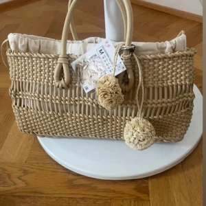 Beige väska från Zara - Snygg shoppingväska från Zara i beige flätad design. Ny med prislapp