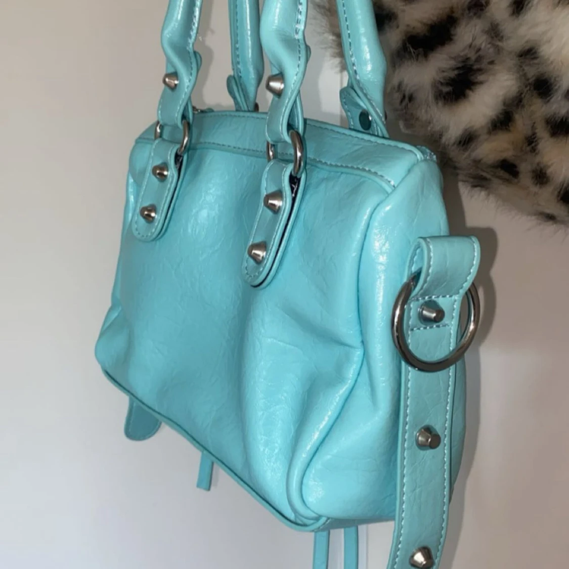 Turkos axelväska med nitar och dragkedja - 1