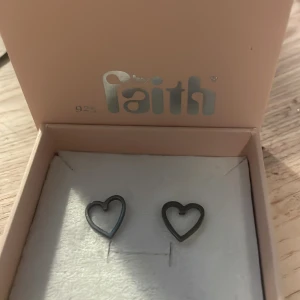 Öronhängen - Aldrig använda endast provade, super fina från märket by faith!