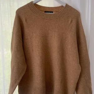 Beige stickad tröja från Stradivarius - Helt oanvänd beige tröja från stradivarius. Superfin men säljer pga dålig användning. Skriv för bättre bilder. Pris kan diskuteras!