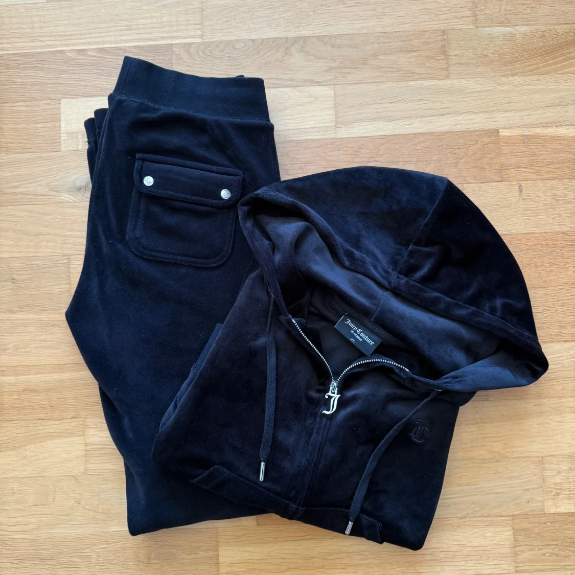 Svart set med byxa och hoodie från Juicy Couture