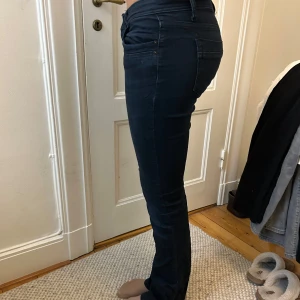 Mörkblå jeans från LTB - Säljer ett par mörkblå skinny jeans från LTB, modell Valerie. Jeansen har låg midja, klassiska fem fickor och dragkedja. Nypris +700 kr