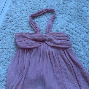 Zara blus rosa - Jättesnygg och populär blus/topp från Zara. Använd 2 gånger endast. Går inte längre att få tag på. Köpte storlek M men mindre då Zaras storlekar funkar olika. 