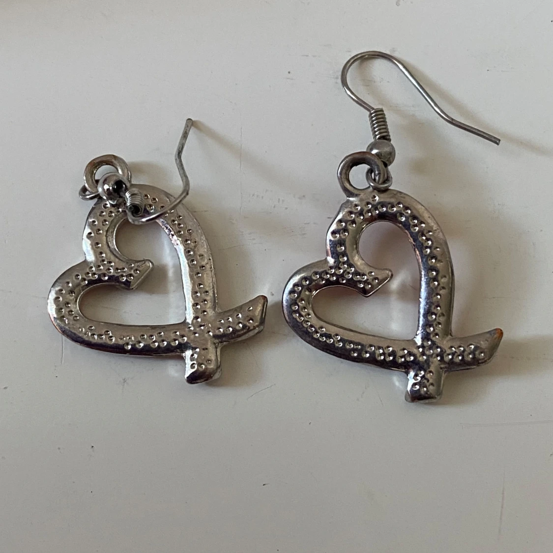 Silvriga örhängen med röda hjärtan - 2