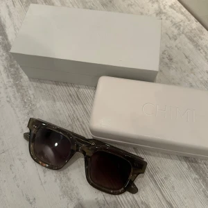 Gröna solglasögon från CHIMI - Snygga solglasögon från CHIMI med fyrkantig form och transparent brun grön båge. Köpta för 1400kr😍#chimi #04 Knappt använda. Pris kan diskuteras vid snabb affär.
