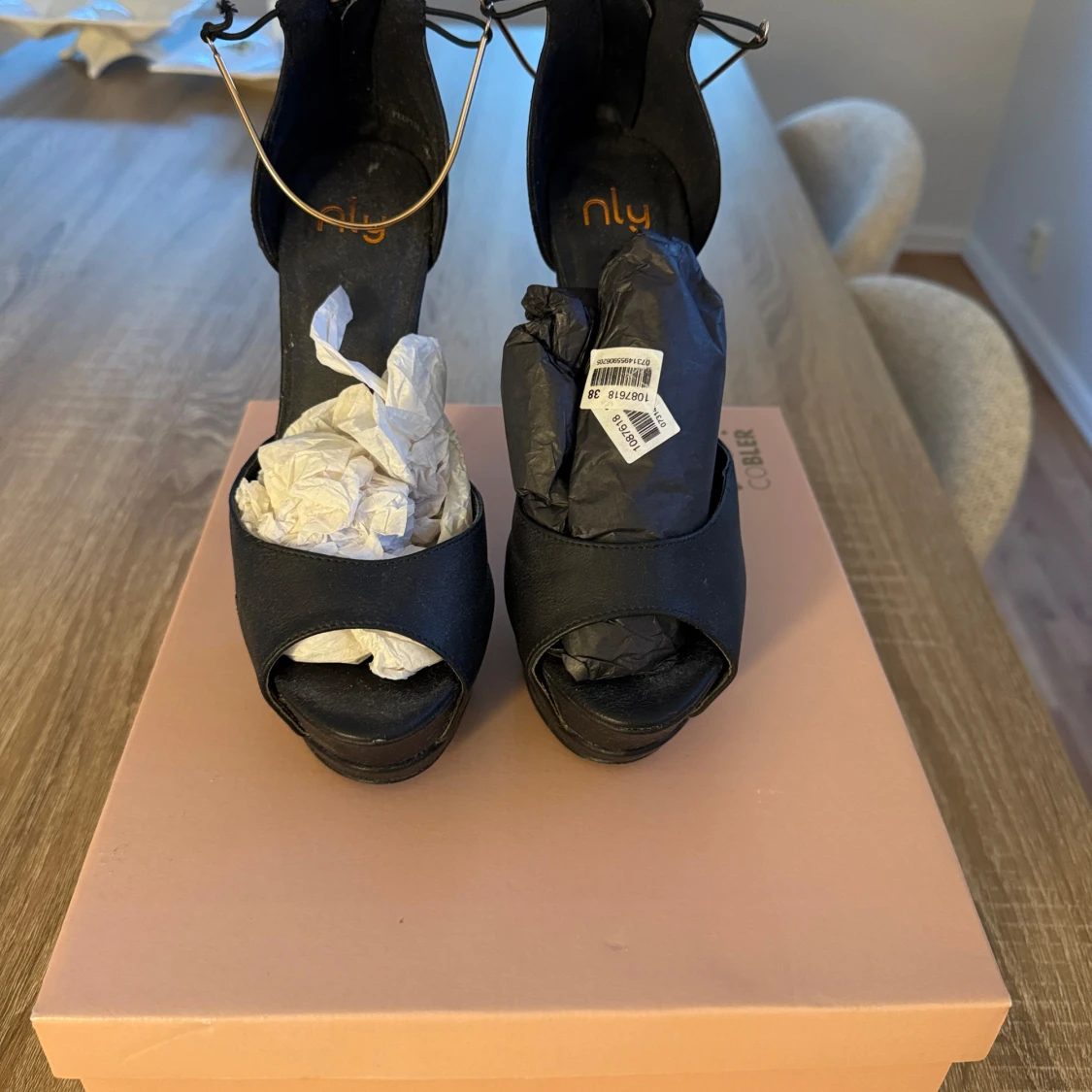 Svarta höga klackar från NLY Shoes