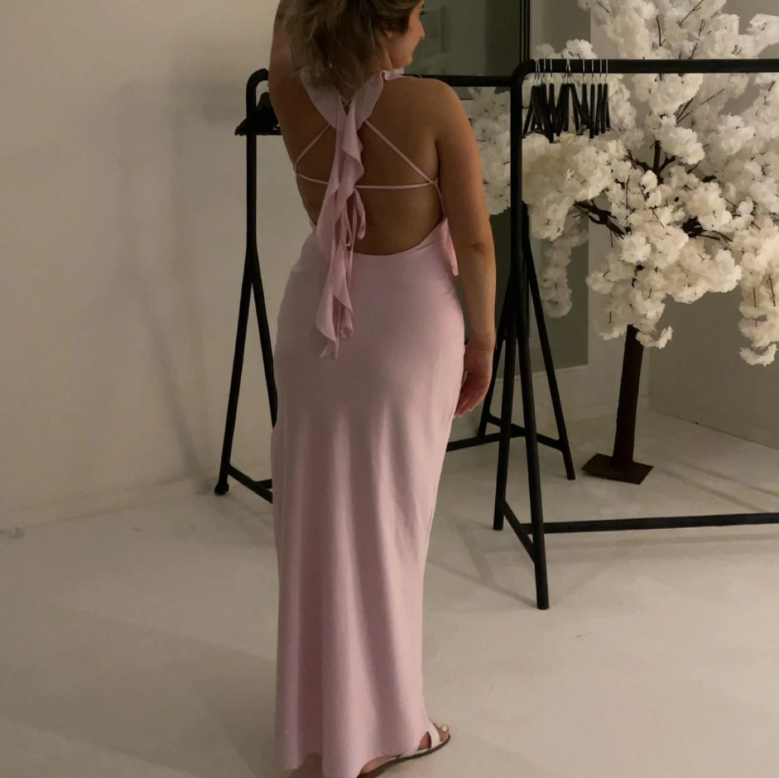 Ljusrosa långklänning med volang - 2