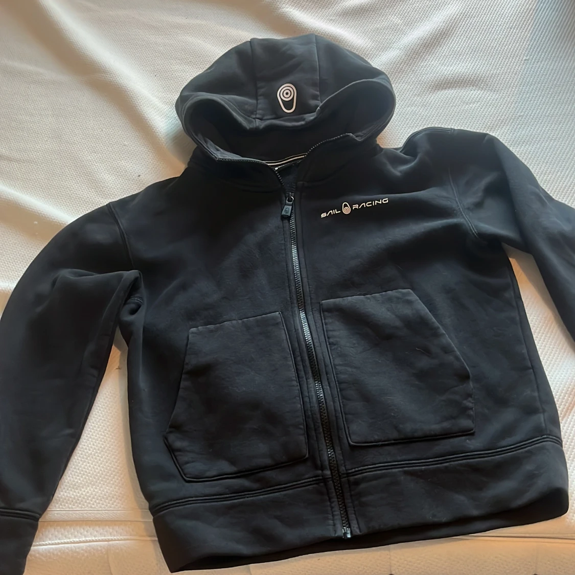 Svart hoodie från Sail Racing