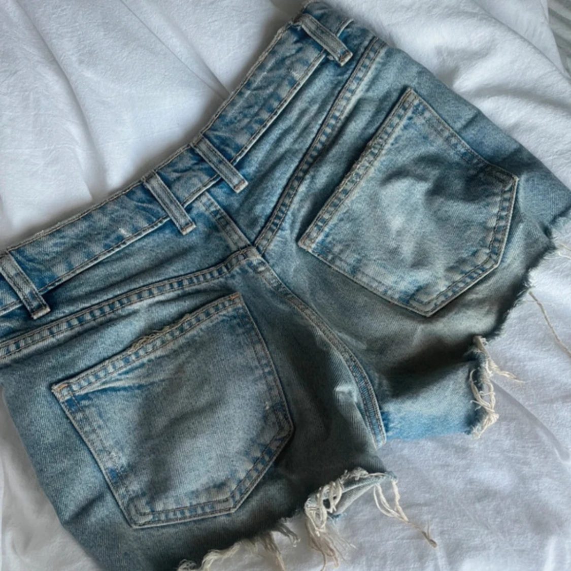Blå slitna jeansshorts med fransar - 1