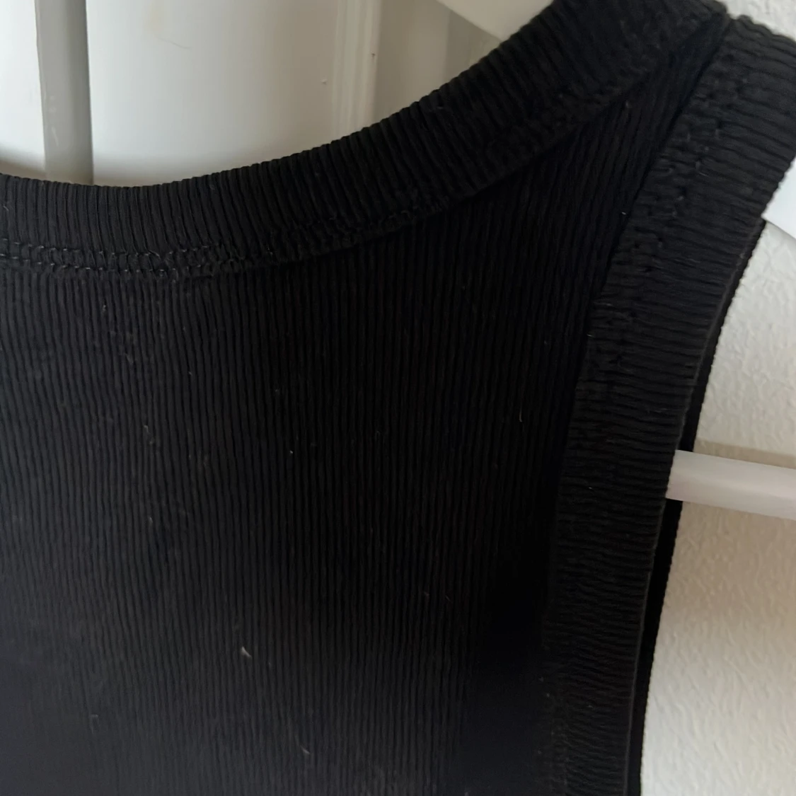 Svart ribbad linnetopp i ekologisk bomull - 2