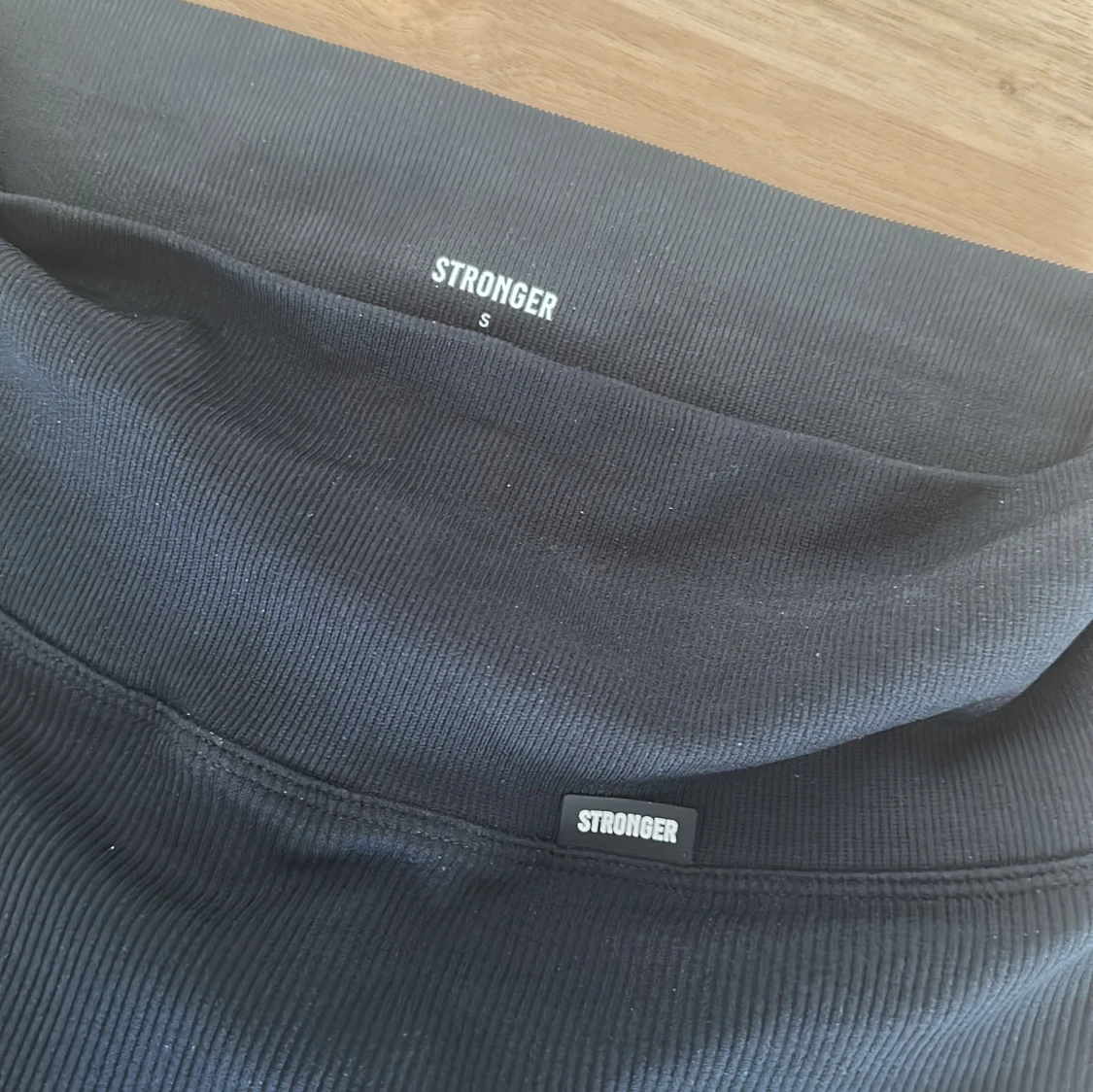 Svarta ribbade leggings från Stronger - 3