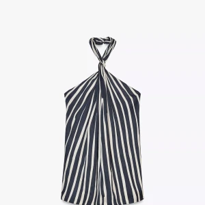 Randig halterneck topp med knyt🌺 - Snygg ärmlös halterneck topp med svartvita diagonala ränder och knyt runt halsen. Luftig och lätt modell som ger en cool och trendig look. Perfekt för varma dagar när du vill sticka ut lite extra!!🌺Helt ny med prislappen kvar!!