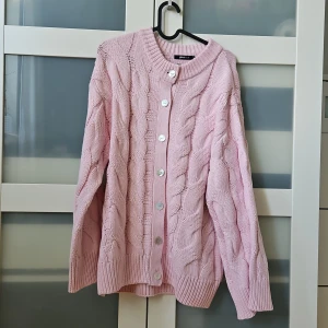 Ljusrosa stickad kofta från Gina Tricot - Säljer en ljusrosa stickad kofta från Gina Tricot med grova kabelstickade detaljer. Använd en gång 😊 Priset kan diskuteras 😊