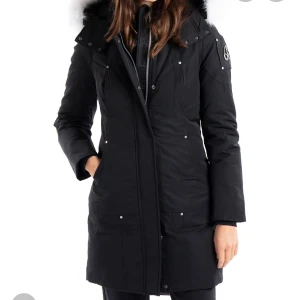 Moose Knuckles Jacka dam - Fint skick, endast använd en vinter då den inte är min stil mer. Köpt här på Plick. Fler bilder kan skickas vid intresse. Prislapp finns kvar! Modellen är sunwapta