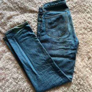 Lee jeans - Säljer mina Lee jeans eftersom jag inte använder dom längre. Dom är i fint skick, storlek W29 L32. Skriv om frågor eller bilder🤝🏼