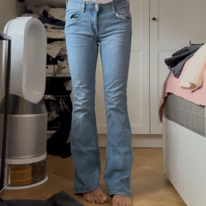 Bootcut low rise ljusblå jeans från diesel - Säljer ett par ljusblå bootcut jeans från diesel. Jeansen är lågmidjade i storlek w24 passar xs. 