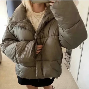 Grön dunjacka H&M - Supersnygg och trendig vinterjacka från H&M! Sista två bilderna är mina egna, jättebra skick 💕💕