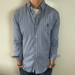 Ralph Laurie skjorta | M - Ralph lauren skjorta | M | fint skick och inga defekter | modellen på bilden är ca 180 cm | om du undra över något, tveka då inte på att höra av dig🙌