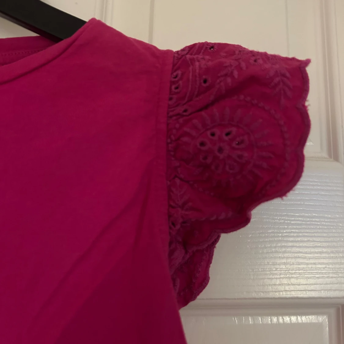 Rosa blus med broderade volangärmar MNG - 1