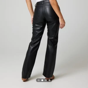 Svarta raka byxor i skinnimitation - Säljer dessa skinnbyxor ifrån bikbok i strl 34, passar även 36, dem är straight men sitter lite som bootcut, mid/ low i midjan och inte använda jättemycket💕