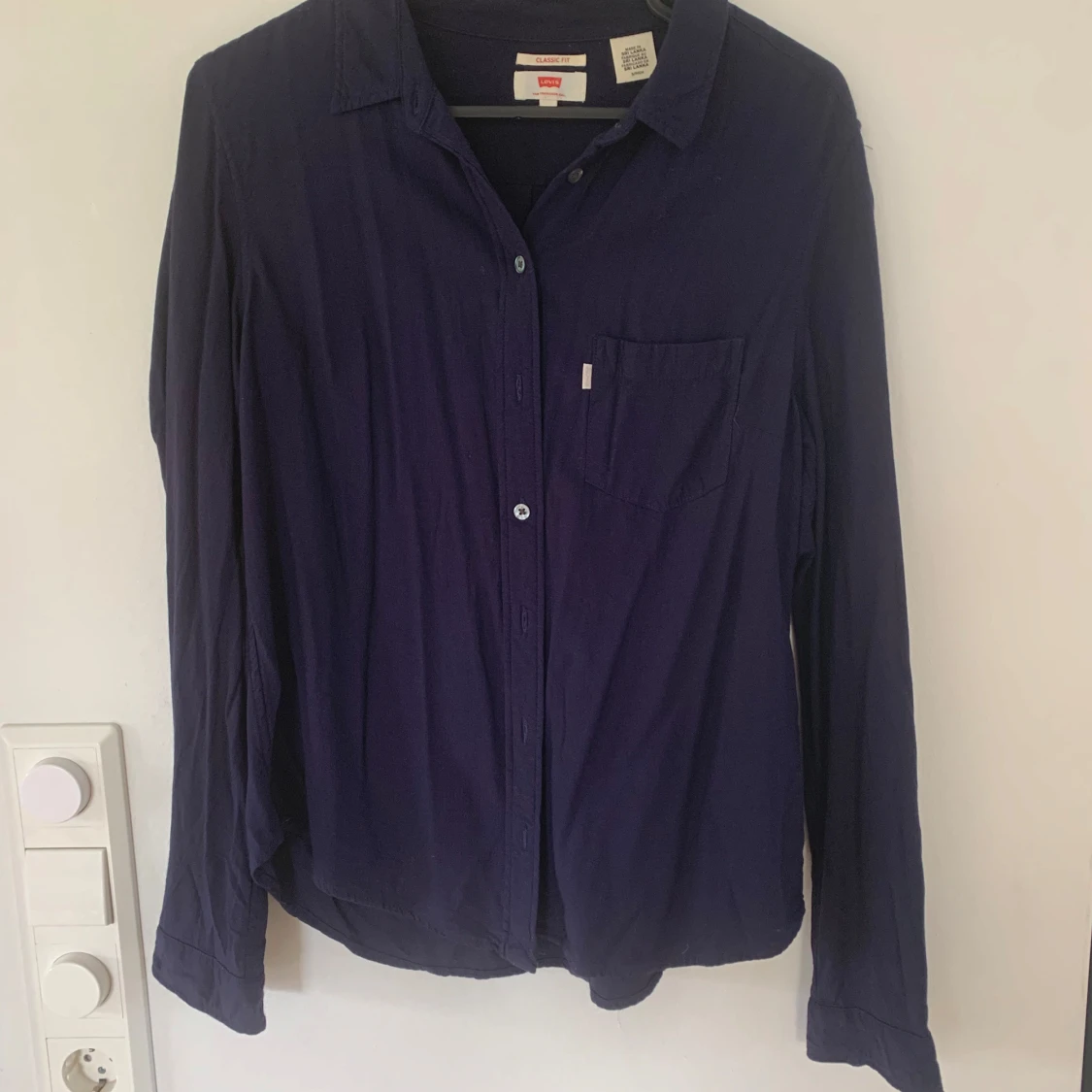 Mörkblå skjorta från Levi's, classic fit