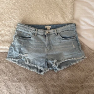 Ljusblå short - ❤️REA❤️ Lägger ut igen, nu med nedsatt pris! 3 för 2 på alla annonser, billigaste plagget på köpet☺️ Kan även ge mer rabatt vid köp av fler plagg än så, allt ska bort!