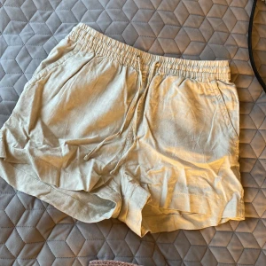 Linneshorts - Linneshorts i nyskick från h&m🤎🤎