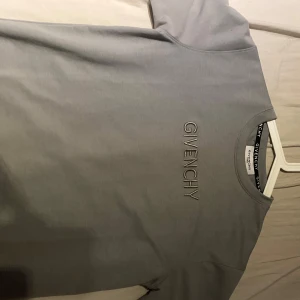 Grå Givenchy t-shirt  - Snygg grå t-shirt från Givenchy med broderad logga framtill och diskret tryck på ryggen. Jätte bra skick knappt använd. Pris kan diskuteras!!