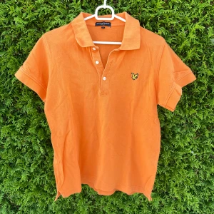 Vintage orange pikétröja från Lyle & Scott - Fräsch vintage orange pikétröja från Lyle & Scott med klassisk krage och knappslå framtill. 