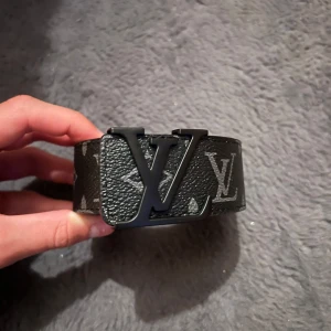 Snyggt svart bälte  - Svart bälte med svart spänne