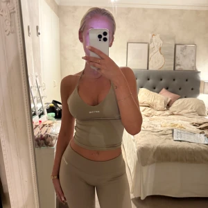  DFYNE X Hanna Pearson leggings - Säljer helt nya byxorna från denna kollektion i storlek M (brukar ha S) då regular blev för kort i benen för min smak. Tyvärr!  Helt nytt endast provat på bild❤️Funderar på att sälja det som ett kit (toppen är S o sitter skit snyggt) kan diskuteras. (TOTALT 1100kr). + frakt isåfall. 