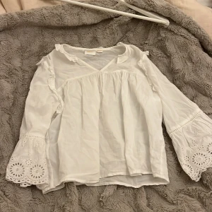 Blus Gina  - En gullig blus från Gina Young, dock har den en lite sminkfläk men det går nog bort i tvätten🥰 