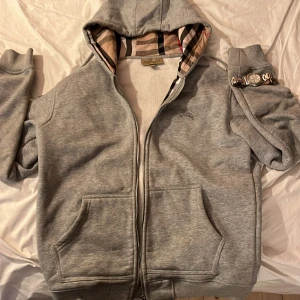 Burberry zip hoodie - En stilren burberry hoodie i storlek medium utan defekter eller fel, kostar ~ 2999kr ny, kontakta om intresserad!😊