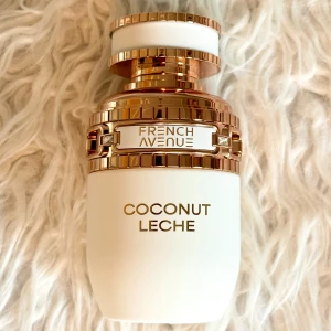 French Avenue Coconut Leche 100 ml - 100 ml, endast testsprayad ett fåtal gånger. Förvarad mörkt och svalt i några månader för att ”mogna” och luktar nu helt fantastiskt! Kommer i originalförpackningen.