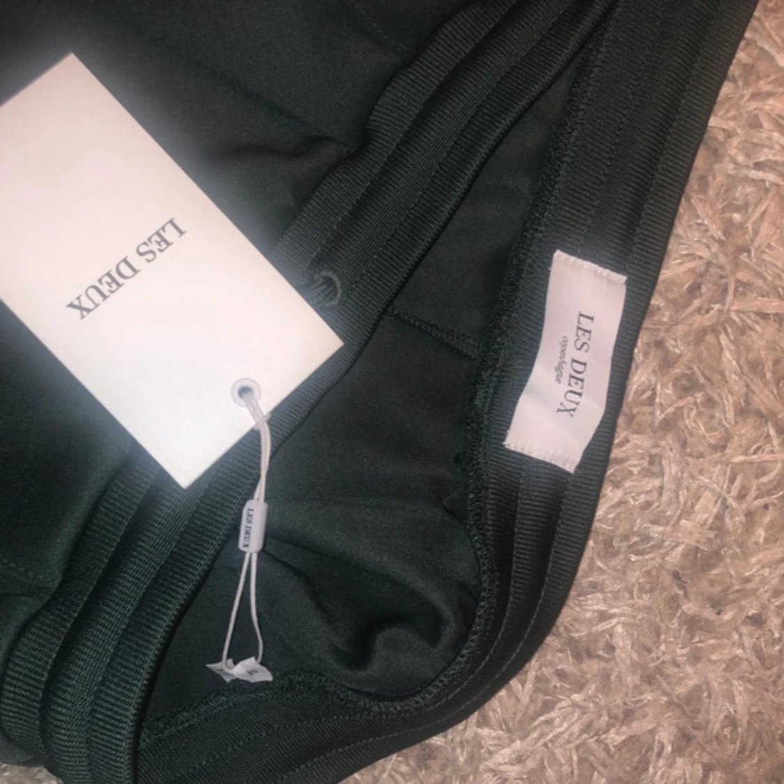 Mörkgröna trackpants från Les Deux - 2