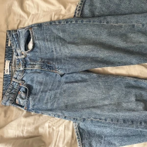 Blå raka jeans från Zara, strl 34 - Säljer ett par klassiska blå jeans från Zara i storlek 34. Modellen har raka ben 🤍
