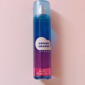 Ariana Grande Cloud Body Mist - Fräsch body mist från Ariana Grande i doften Cloud. 236 ml. Knappt använd. Finns en liten spricka på locket, men påverkar inte doften alls på nåt vis.
