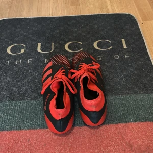 Fotbollsskor  - Bra skicka sköna knappt använda. 