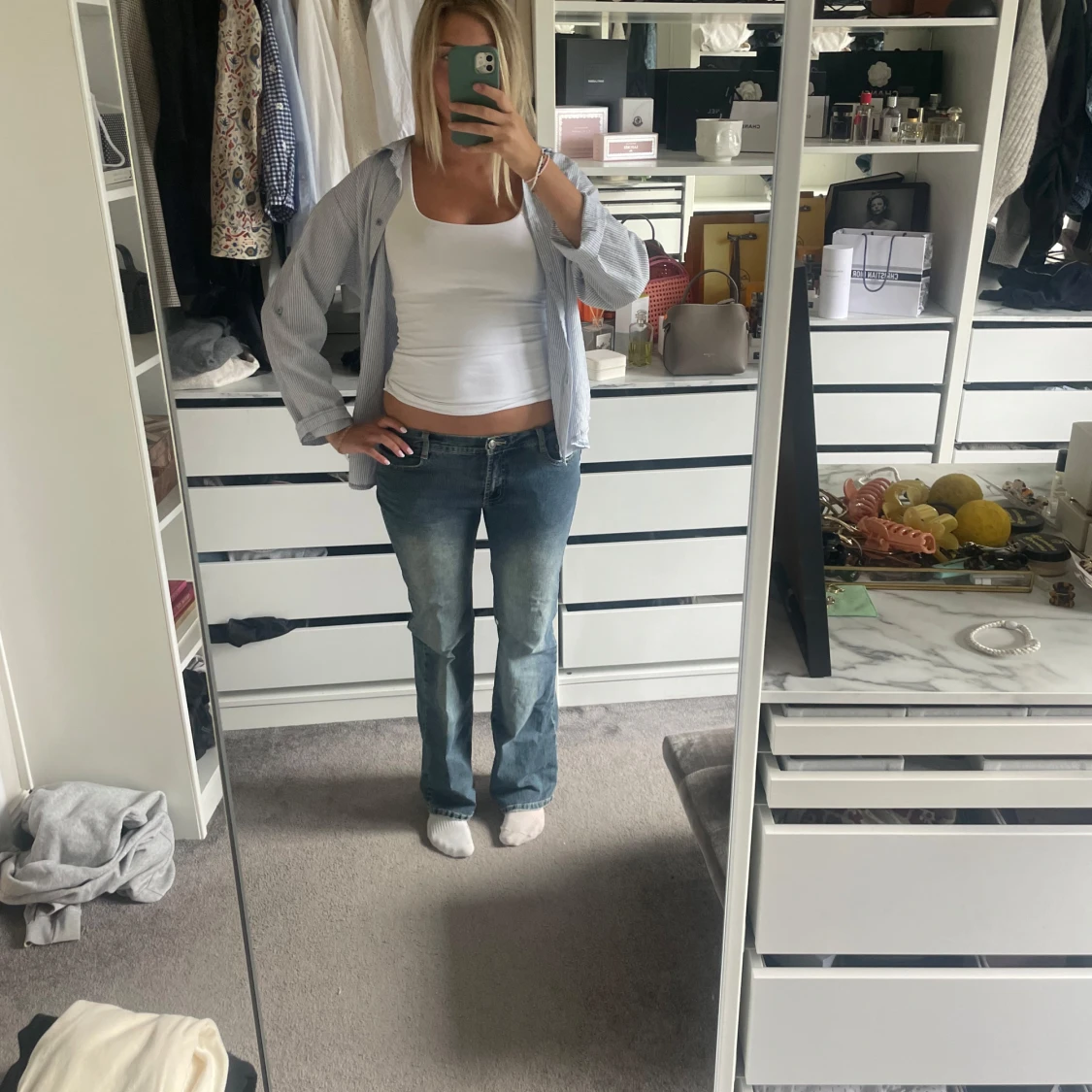 Blå bootcut jeans.  - 2
