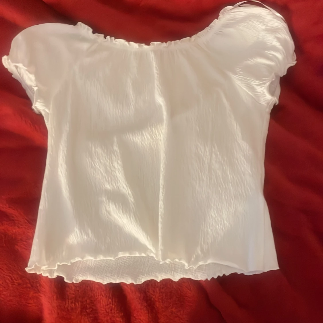 Vit blus med puffärm och volangkant