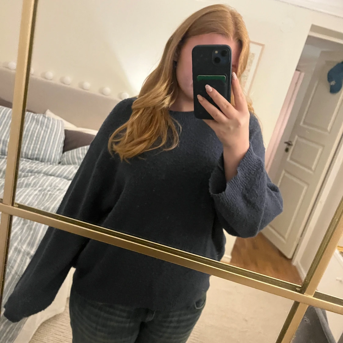 Mörkblå stickad tröja