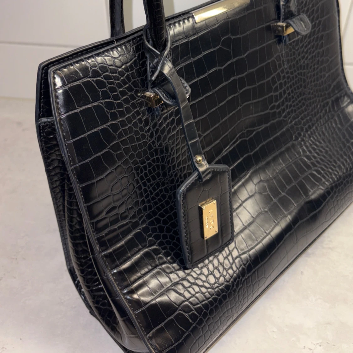 Svart handväska i croco-look från LYDC - 2