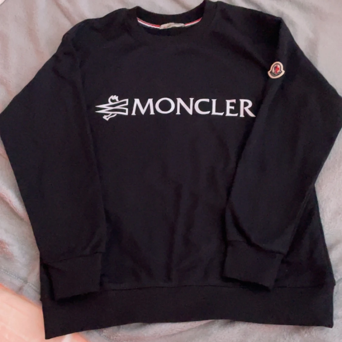Svart Moncler sweatshirt med logga S passar kan passa M - 2