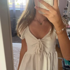 Supersöt topp - Säljer denna supersöta toppen från lager 157. I storlek S men funkar jättebra för både xs/xxs! Superfin som festtopp! Använd en gång, den är i bra skick. Originalpris:199kr