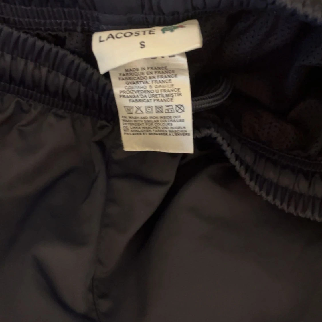 Blå vit Lacoste tracksuit i mycket bra skick 