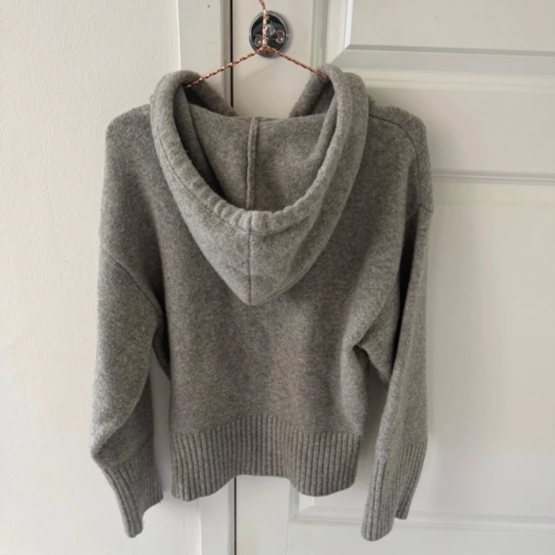 Grå stickad hoodie från Zara - 1