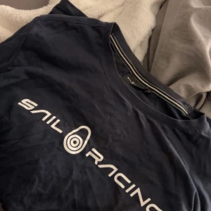 Mörkblå Sail Racing t-shirt - Knappt använd 